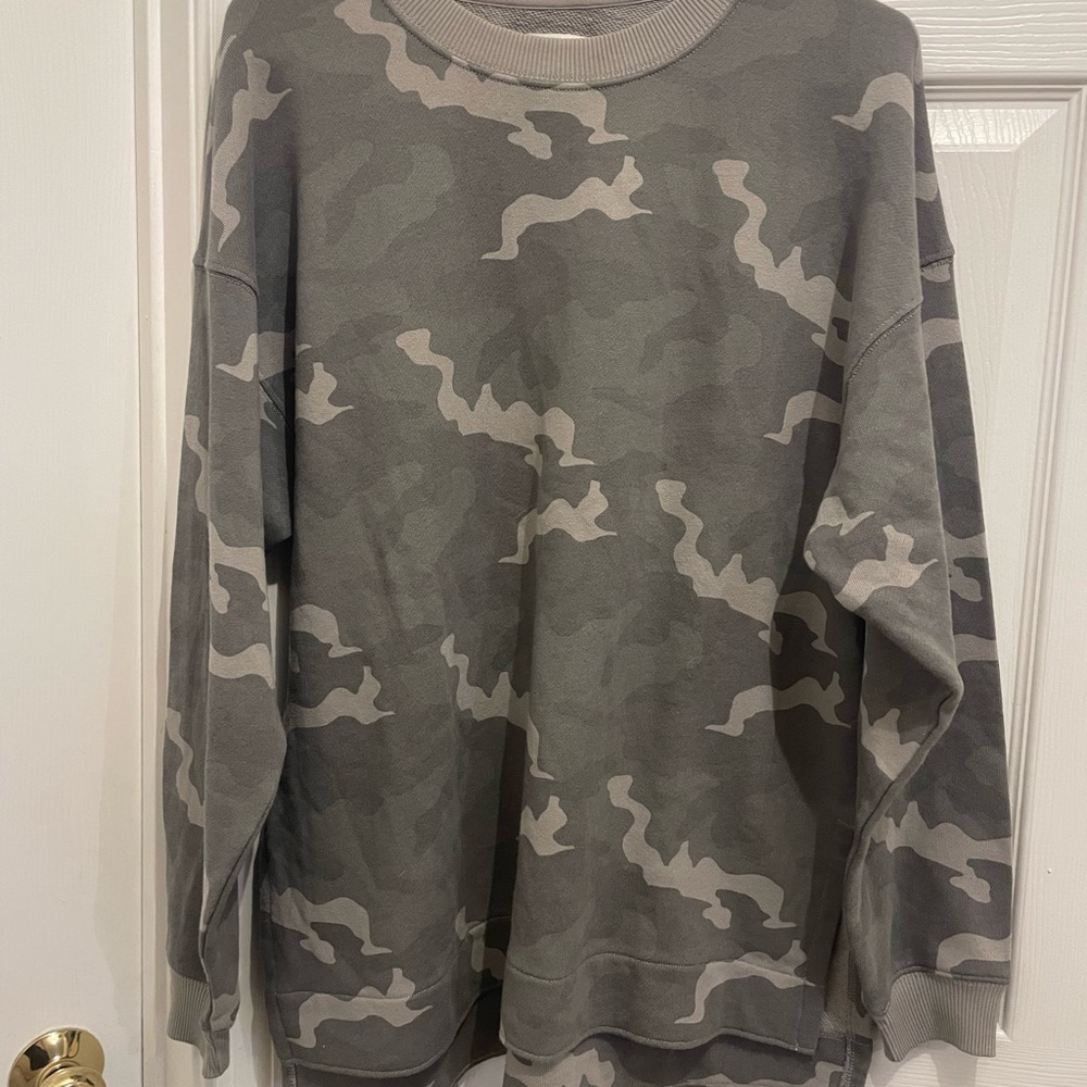 American Eagle Outfitters Women's Camouflage Sweatshirt